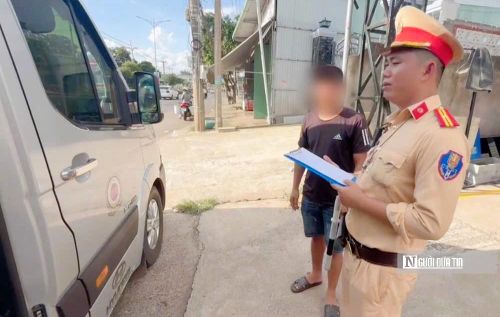 Đội CSGT số 4 tăng cường công tác kiểm tra, kiểm soát, xử lý xe khách trên tuyến đường phụ trách.