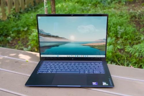 HP OmniBook X 2026 nặng khoảng 1,3 kg và đạt hơn 18 giờ trong bài kiểm tra pin. Ảnh: Engadget.