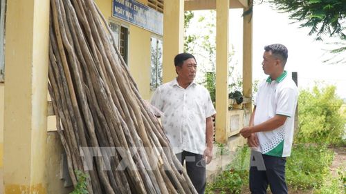 Tổ nuôi trữ cá mùa lũ ấp Giồng Bàng, xã Thường Phước, soạn lại dụng cụ, chuẩn bị cho vụ nuôi trữ cá mùa lũ sắp đến. Ảnh: Nhựt An - TTXVN
