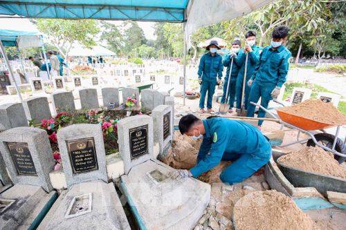 Cán bộ, chiến sĩ thực hiện công tác lấy mẫu hài cốt liệt sĩ tại Nghĩa trang liệt sĩ Đồi 82. Ảnh: Giang Phương - TTXVN