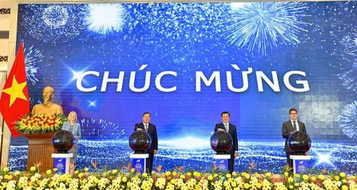 Phó Thủ tướng thường trực Phạm Gia Túc và đại diện các đơn vị ấn nút khai trương Trang thông tin điện tử FTA Index 2025 do Chính phủ Australia tài trợ. Ảnh: Bộ Công Thương