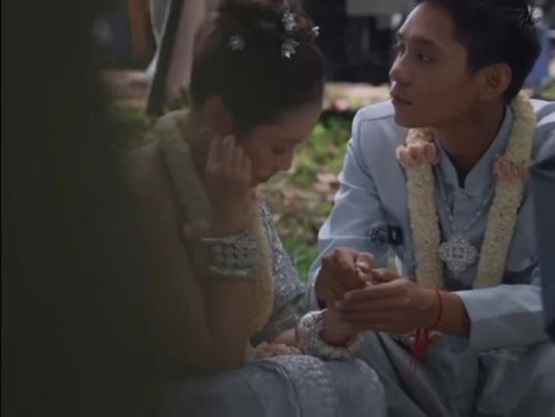 Bảo Định liên tục trấn an Phương Mỹ Chi. Ảnh chụp màn hình Tiktok thaonguyenzwbk