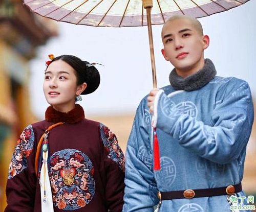 Ra mắt năm 2019, Mộng Hồi Đại Thanh gây chú ý với câu chuyện xuyên không về Tiểu Vy (Lý Lan Địch), một cô gái hiện đại bất ngờ trở về thời Khang Hy. Giữa bối cảnh hoàng cung và cuộc tranh giành quyền lực của các vị A ca, cô gặp Thập tam A ca Dận Tường (Vương An Vũ), từ đó bước vào một mối tình nhiều thử thách. Sự kết hợp giữa yếu tố xuyên không, tình cảm và bối cảnh nhà Thanh giúp bộ phim tạo được nét riêng trong dòng cổ trang.
