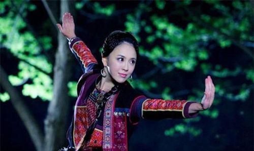 Lam Phượng Hoàng là giáo chủ Ngũ Độc Giáo.