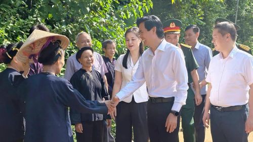 Bí thư Tỉnh ủy Lạng Sơn Hoàng Quốc Khánh(giữa) chia vui với người dân Lân Nóng trong ngày khánh thành con đường, 12/8/2026