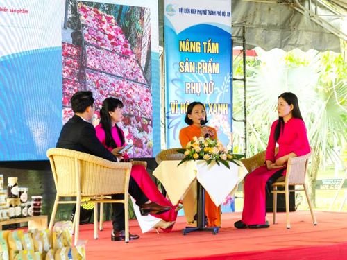 Chị Phúc chia sẻ kinh nghiệm khởi nghiệp và phát triển sản phẩm đến với chương trình nâng tầm sản phẩm phụ nữ vì Hội An xanh.