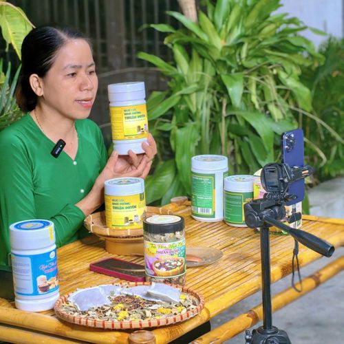 Livestream, bán hàng trên các nền tảng số giúp chị Thuận quảng bá hiệu quả sản phẩm, tiếp cận khách hàng trên nhiều tỉnh, thành.