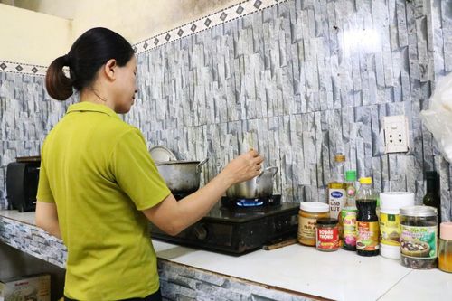 Trong gian bếp của gia đình, chị Đặng Thị Thuận ưu tiên sử dụng nhiều sản phẩm do doanh nghiệp Việt Nam sản xuất.