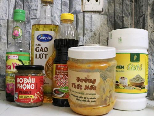 Các loại gia vị quen thuộc từ dầu phụng, nước mắm đến nông sản chế biến sẵn được chị Thuận tin dùng mỗi ngày.