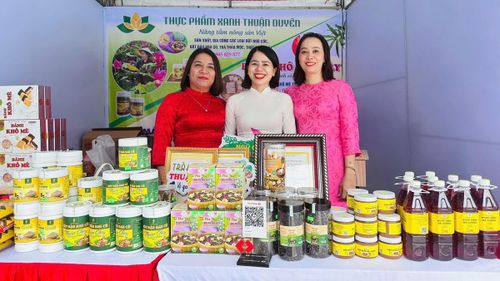 Hội LHPN kết nối hội viên (chị Thuận đứng giữa) tham gia hội chợ, tập huấn và các hoạt động xúc tiến thương mại nhằm đưa hàng Việt đến gần hơn với người tiêu dùng.