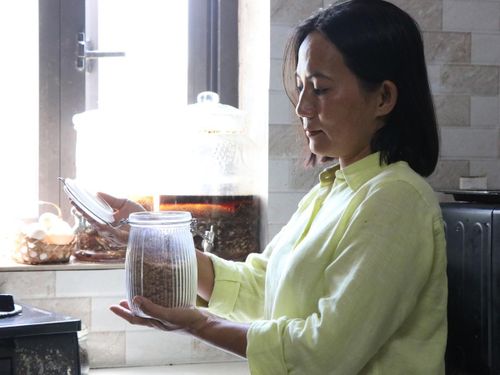 Đường thủ công được chị Phúc lựa chọn thay thế các sản phẩm tinh luyện trong chế biến món ăn hằng ngày.