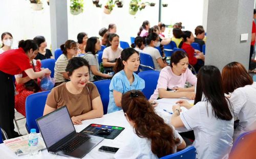 Người dân khám sức khỏe định kỳ hàng năm tại trạm y tế phường.