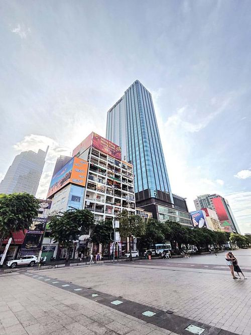 Cao ốc căn hộ 40 Nguyễn Huệ tuy cũ nhưng thu hút giới trẻ và du khách vì có nhiều quán cà phê, ẩm thực và thời trang độc đáo. Nhiều công sở cùng cao ốc cũ có kiểu dáng xưa và vị trí thuận lợi vẫn có thể gia cố và chỉnh trang, bổ sung thêm công năng mới phục vụ các thế hệ hiện tại và tương lai.