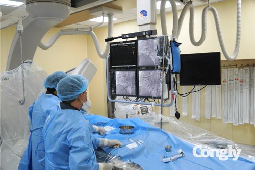 Ê kíp can thiệp của bệnh viện.