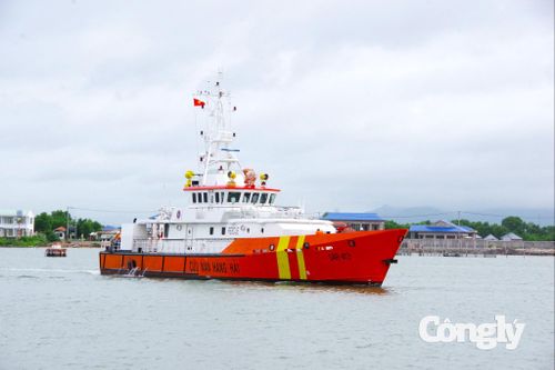Tàu SAR 413 thuộc Trung tâm Phối hợp tìm kiếm, cứu nạn hàng hải khu vực III đưa ngư dân bị nạn về bờ an toàn.