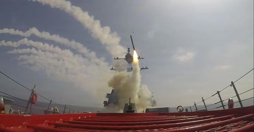 Tàu khu trục USS Frank E. Petersen Jr. phóng tên lửa Tomahawk trong Chiến dịch Epic Fury. Ảnh: Navy Times.
