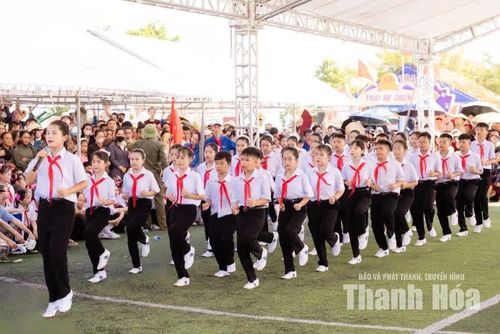 Những bước chân rộn rã.