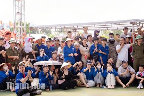 Bà con xóm làng, cha mẹ cùng các anh chị đoàn viên rộn ràng tiếp lửa cho các chi đội thi.