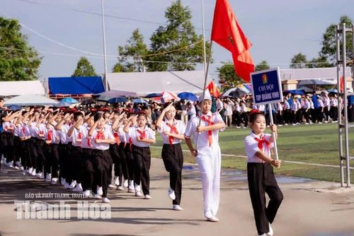 Các chi đội trong trang phục chỉnh tề, giương cao lá cờ đội, sải bước dứt khoát và đồng đều tiến vào sân thi.