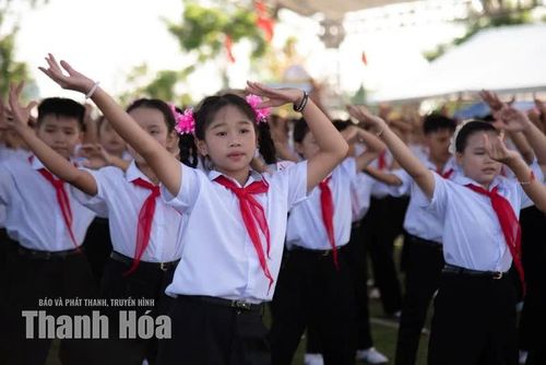 Động tác múa mềm mại, tươi vui trong bài thi múa hát đồng diễn.