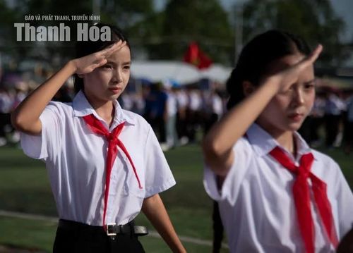 Ánh mắt trong veo và tư thế chào tay nghiêm chỉnh theo nghi thức đội.
