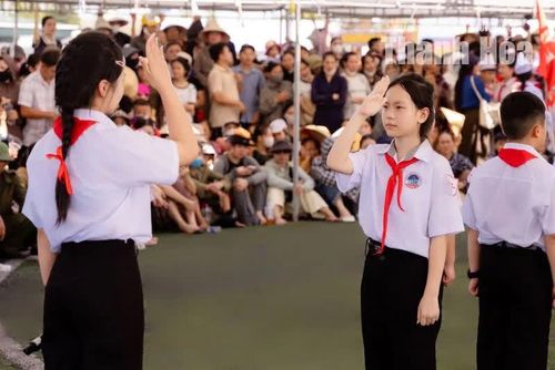 Nét mặt đĩnh đạc của em đội viên trong phần thi nghi thức.