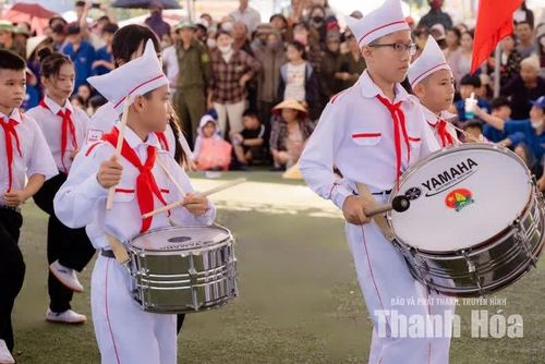 Đôi tay thoăn thoắt gõ vang nhịp trống hành tiến, giữ nhịp bước chân cho cả chi đội.
