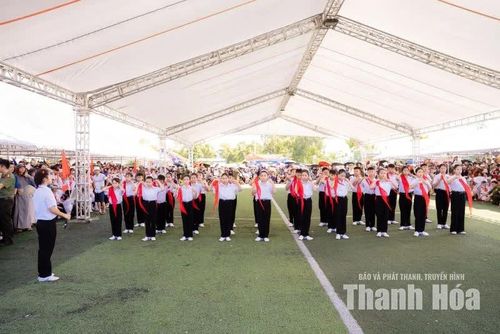 Đội hình đứng nghiêm trang, thực hiện đồng loạt và chuẩn xác các bài thi.