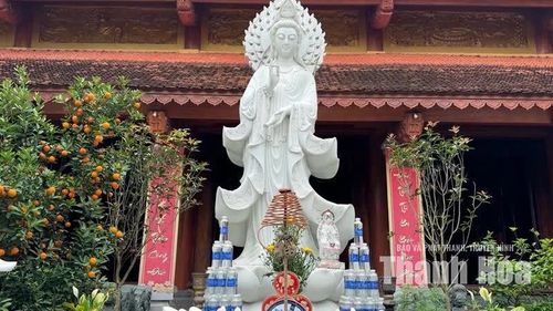 Tượng Quan Thế Âm Bồ Tát trong khuôn viên chùa.