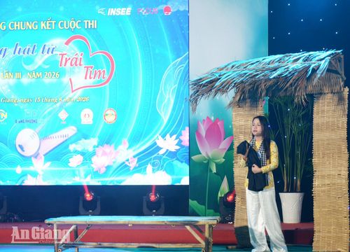 Thí sinh thể hiện phần thi tự chọn bài ca vọng cổ tại vòng chung kết.