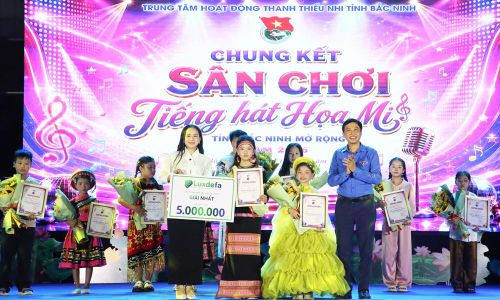  Ban Tổ chức và nhà tài trợ trao giải Nhất cho các thí sinh. 
