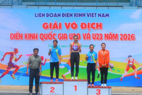 Vận động viên Đặng Nguyễn Tố Trinh (bục số 1) giành Huy chương Vàng nhảy sào nữ U23. Ảnh: NVCC