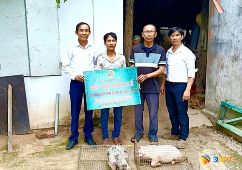 Hội Nông dân xã Nông Sơn trao sinh kế cho gia đình anh Lê Văn Phương (thôn Phước Bình). Ảnh: MINH THÔNG