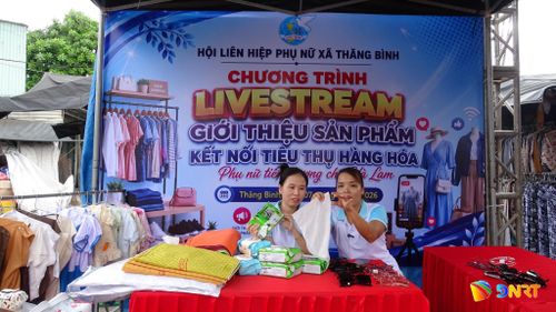 Hội viên chi hội phụ nữ livestream bán hàng tại chợ Hà Lam. Ảnh: NGUYỄN QUỲNH