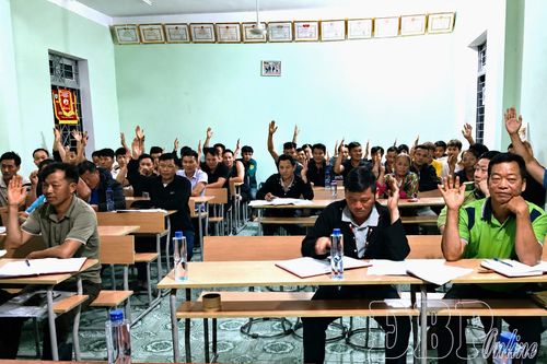 Người dân thôn Trung Gầu Bua biểu quyết đồng thuận với phương án sắp xếp thôn.