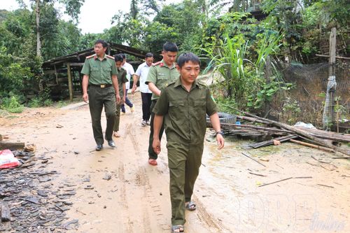 Công an xã Tìa Dình phối hợp với trưởng bản, tổ bảo vệ an ninh trật tự tại cơ sở tuần tra đảm bảo an ninh, trật tự trên địa bàn. 