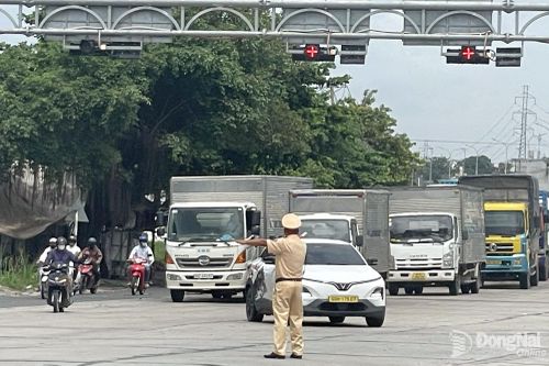 Lực lượng công an Trạm Cảnh sát giao thông ngã ba Thái Lan điều tiết các phương tiện trên quốc lộ 51.