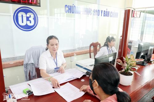 Cán bộ Trung tâm Phục vụ hành chính công phường Bảo Vinh giải quyết hồ sơ, thủ tục hành chính cho người dân. Ảnh: Hồ Thảo