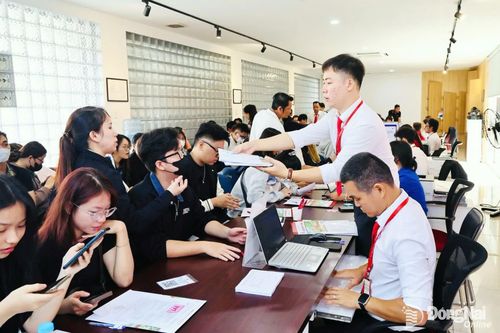 Cán bộ hỗ trợ tân sinh viên hoàn thành thủ tục nhập học và trao lại hồ sơ gốc. Ảnh: Công Nghĩa