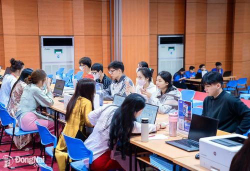 Bộ phận tuyển sinh của Trường đại học Công nghệ Đồng Nai thực hiện nhập học cho tân sinh viên. Ảnh: Công Nghĩa