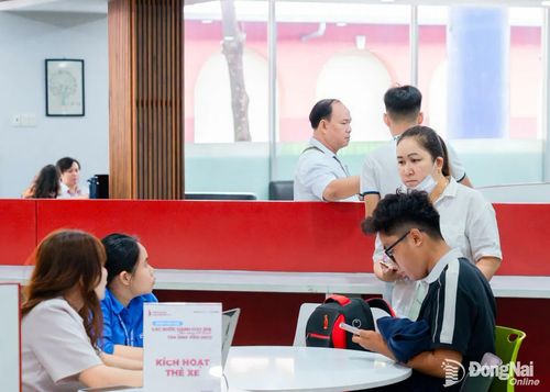 Nhà trường hỗ trợ tân sinh viên kích hoạt thẻ xe để giúp sinh viên thuận tiện trong quá trình học tập tại trường, đồng thời đảm bảo an toàn tài sản. Ảnh: Công Nghĩa