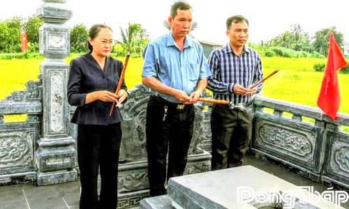 Lãnh đạo xã Đồng Sơn thắp hương tưởng niệm ông Trần Văn Thiện.