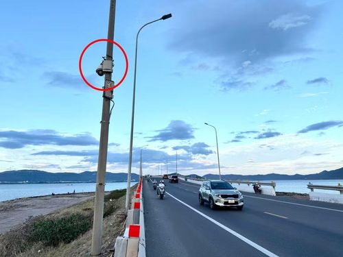  Điểm camera đầu cầu Thị Nại (đầu phía khu vực trung tâm Quy Nhơn) bị hư hỏng chưa được sửa chữa. Ảnh: N.C 