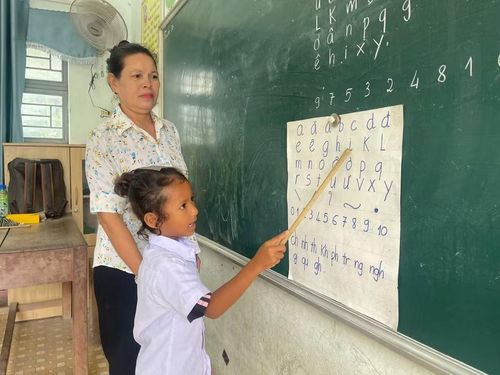  Giáo viên Trường Tiểu học và THCS Nay Der hướng dẫn học sinh đọc bảng chữ cái, chữ số. Ảnh: Vũ Chi 