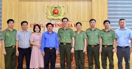  Đoàn đến chúc mừng và cảm ơn những đóng góp của lực lượng Công an tỉnh Gia Lai. Ảnh: Đ.Y 