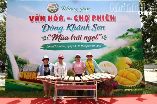Du khách thích thú trải nghiệm đàn đá tại "Không gian Văn hóa - Chợ phiên Đông Khánh Sơn".