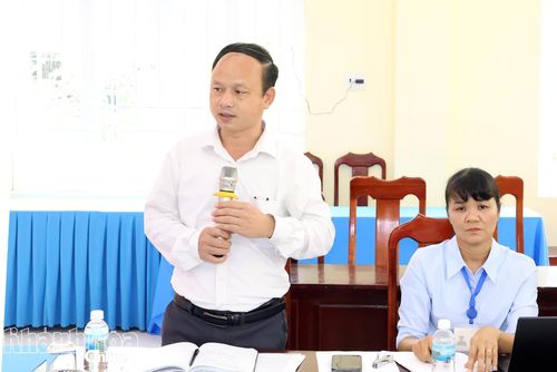 Lãnh đạo xã Cam Hiệp phát biểu tại buổi kiểm tra.