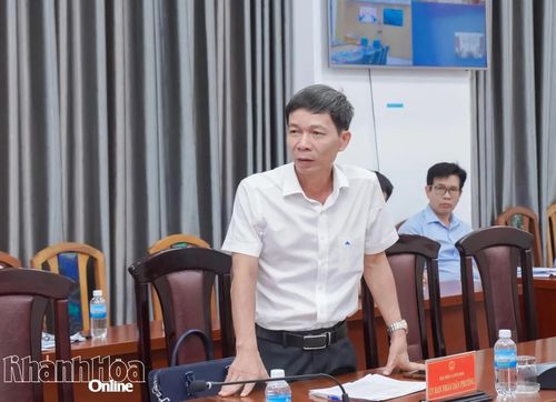Lãnh đạo UBND phường Nam Nha Trang phát biểu.