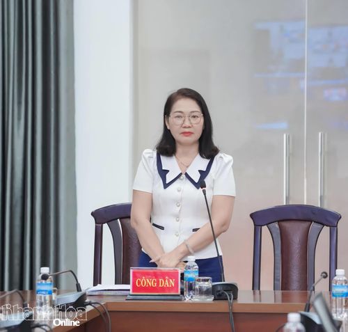 Bà Lê Thị Thanh Mai (phường Bảo An) trình bày tại buổi tiếp công dân.