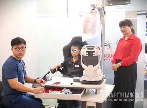 Lãnh đạo Hội Chữ thập đỏ tỉnh thăm hỏi, động viên trẻ có hoàn cảnh khó khăn được tham gia chương trình khám, phẫu thuật mắt miễn phí
